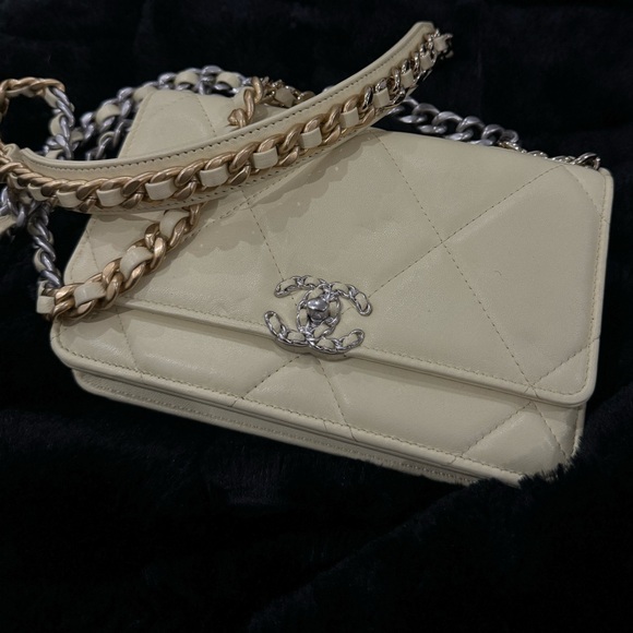Chanel 19 Wallet On Chain - Picture 1 of 3
